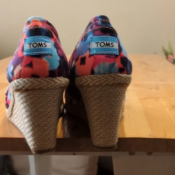 Step into Summer with Toms Oahu Espadrille: Perfect Blend of Style and Comfort - Picture 4 of 15